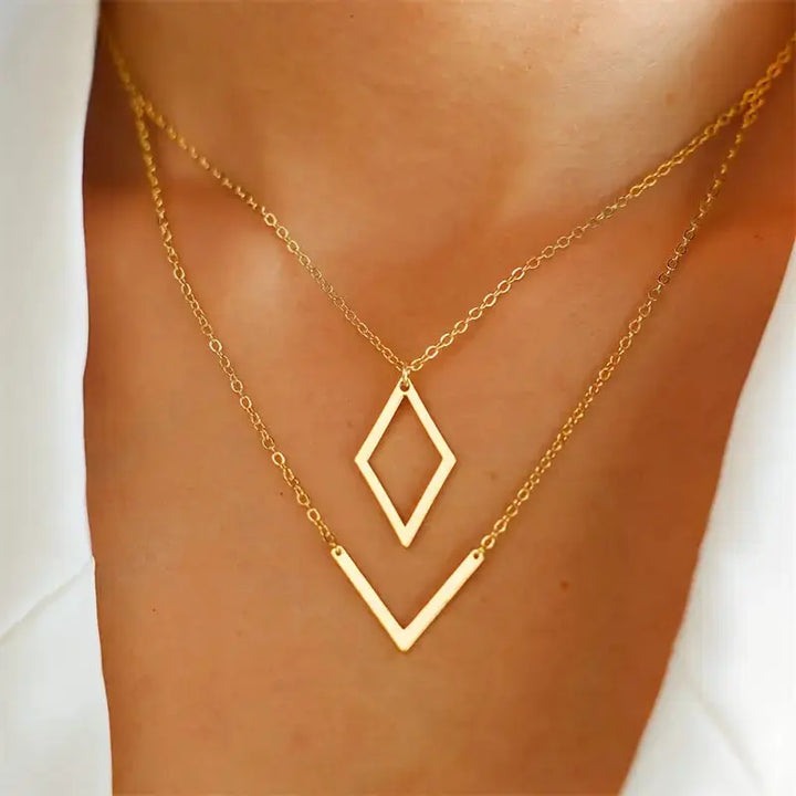 Elegantní náhrdelník s geometrickým přívěskem ve tvaru písmene V